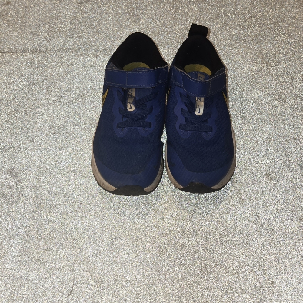 Preowned Good Condition Boys Nike Athletic Sneakers Size-12.5